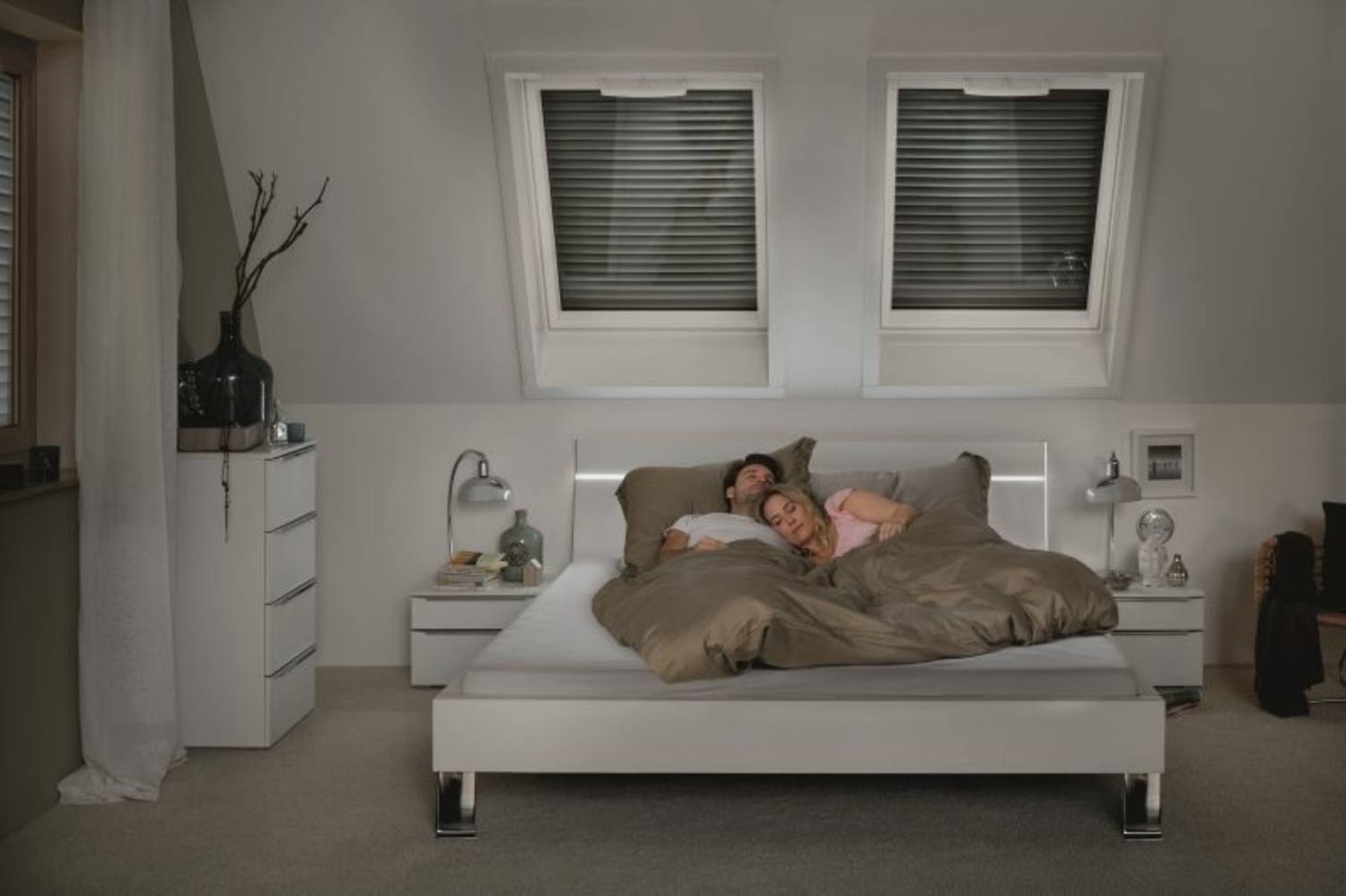 Stores de fenêtre de toit dans chambre à coucher