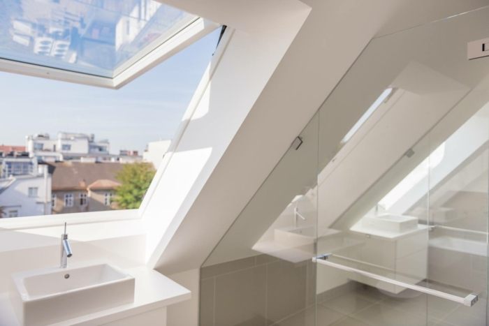 Fenêtre de toit designo i8  à projection motorisé en PVC