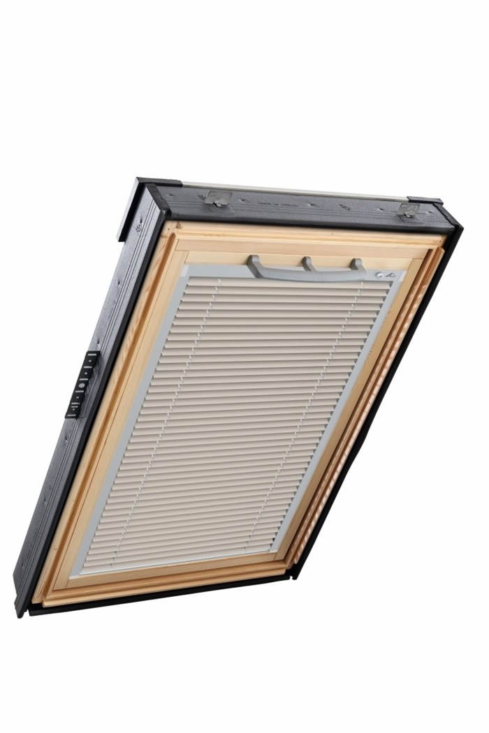 Store vénitien fermé sur fenêtre de toit en bois