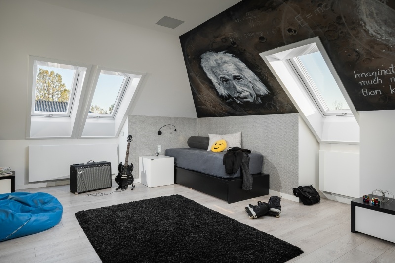 Chambre d'adolescent avec fenêtre de toit